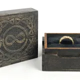 Ring box 00277 – ring box open with ring insert