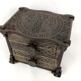 Chest of drawers 00302 – chest from above with knotwork lid