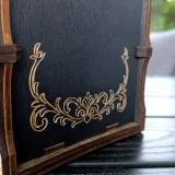 Gift box 00290 – dark engraved panel with gold accents