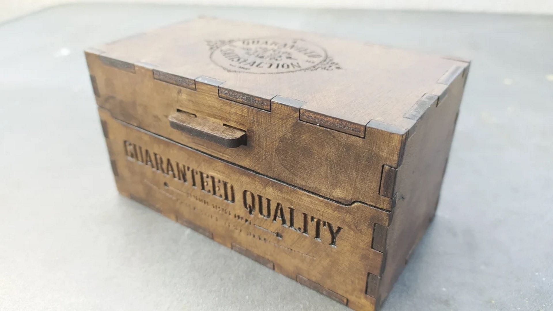 Box with hinges 00069