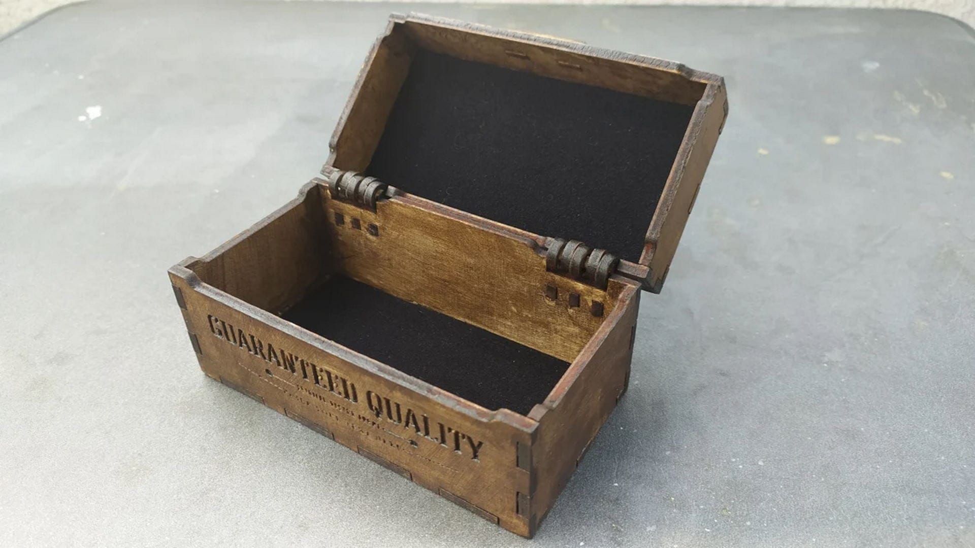 Box with hinges 00069