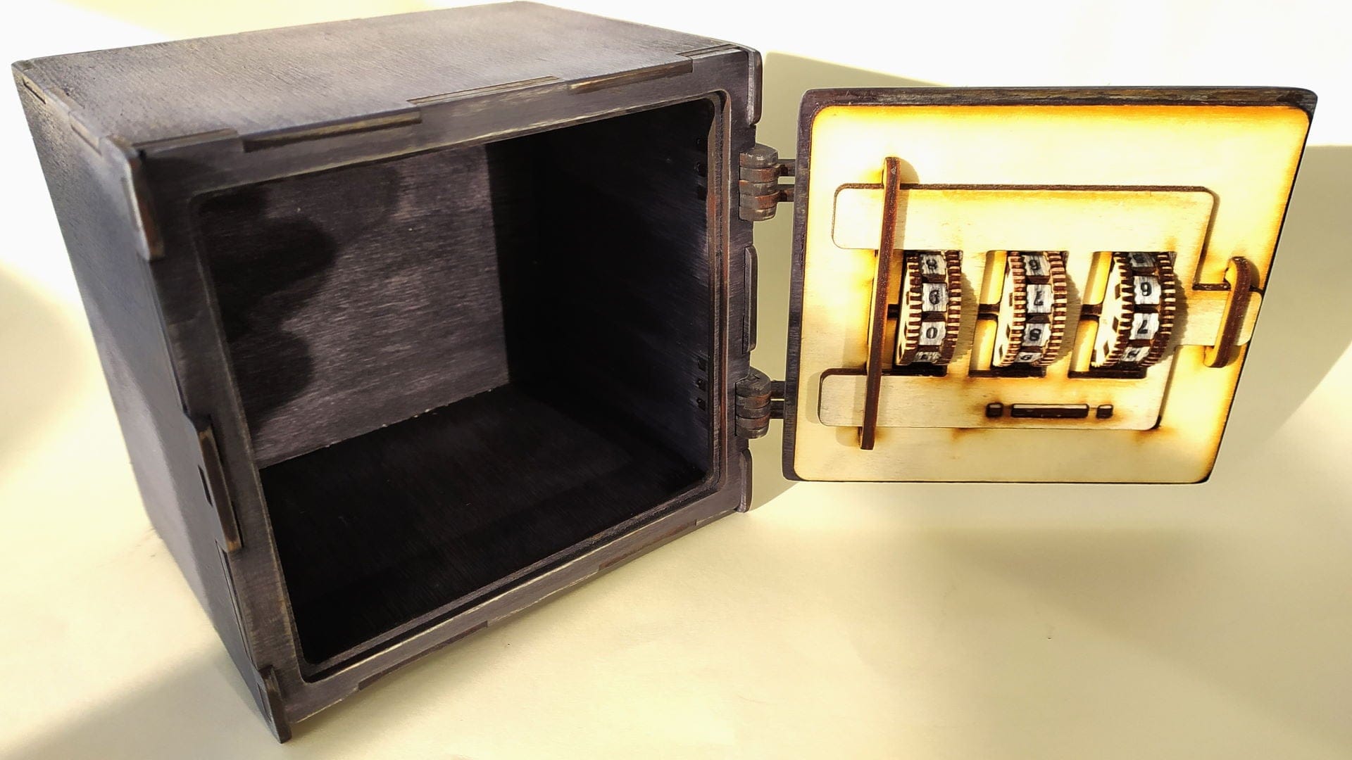 00072_scr4 Safe with combination lock 00072