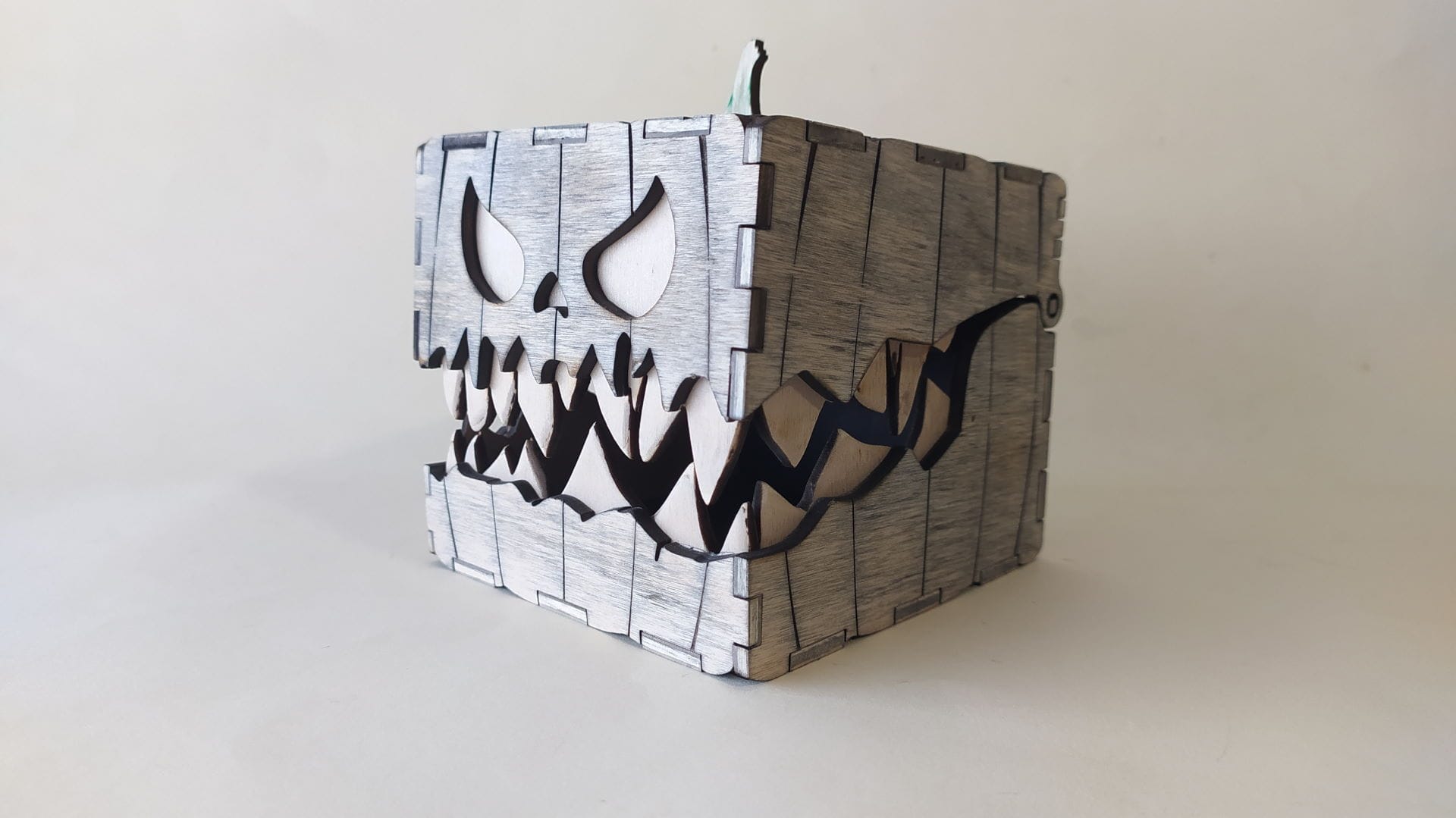 00114_scr3 Halloween box 00114