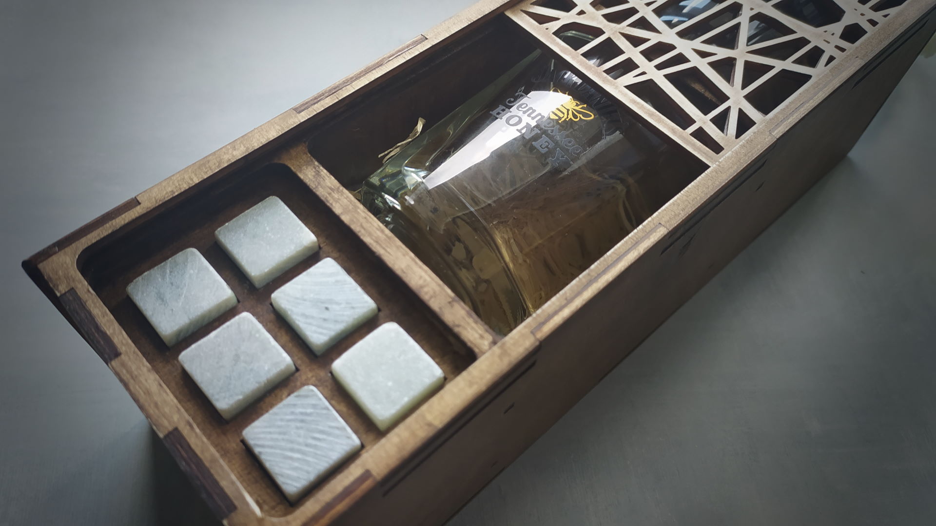 00016_scr4 Gift box for 2 glasses of whiskey 00016