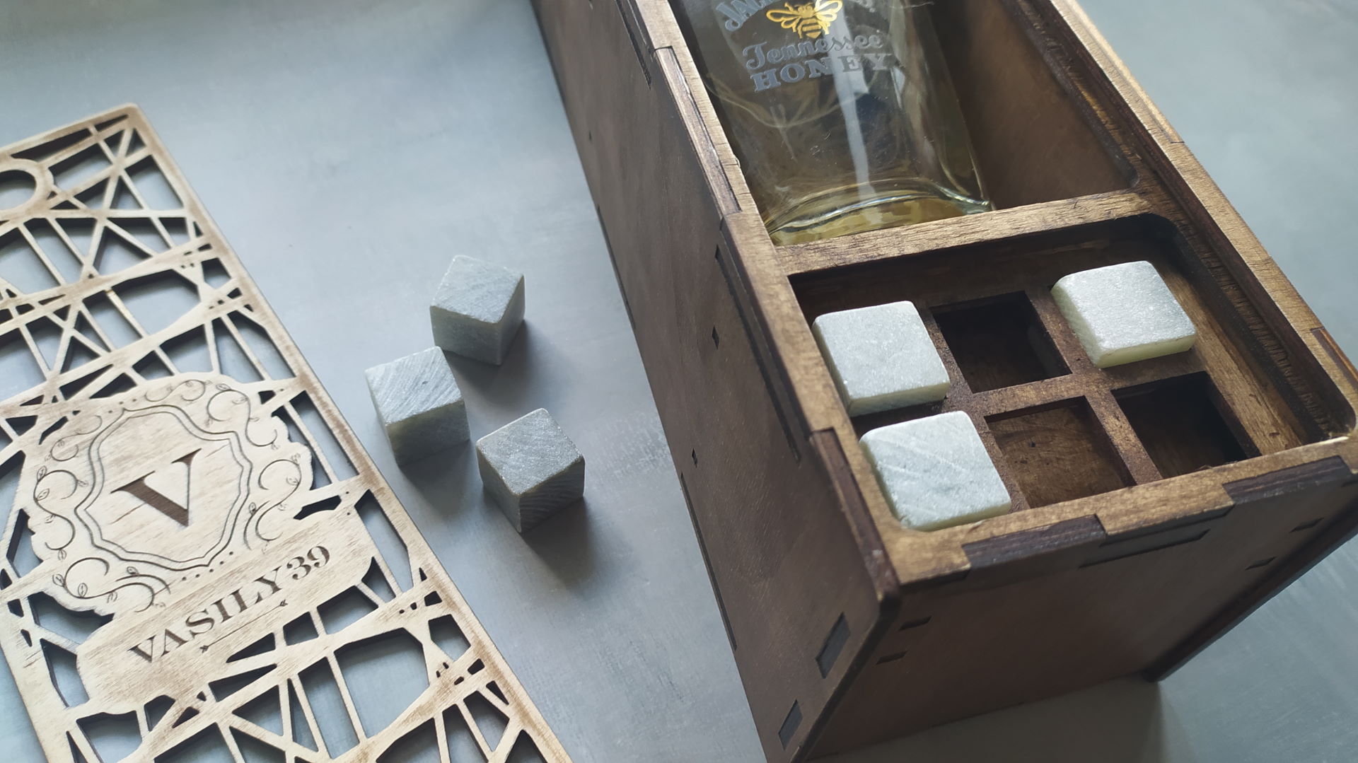 00016_scr8 Gift box for 2 glasses of whiskey 00016