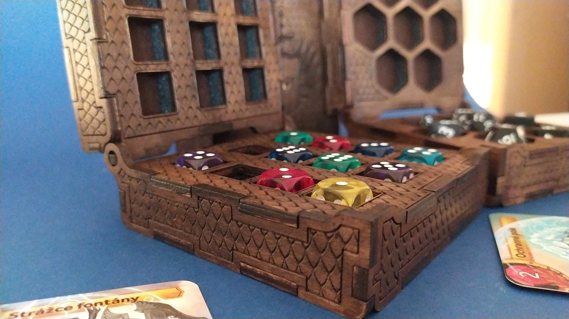 R0067_scr4 Dice box R0067