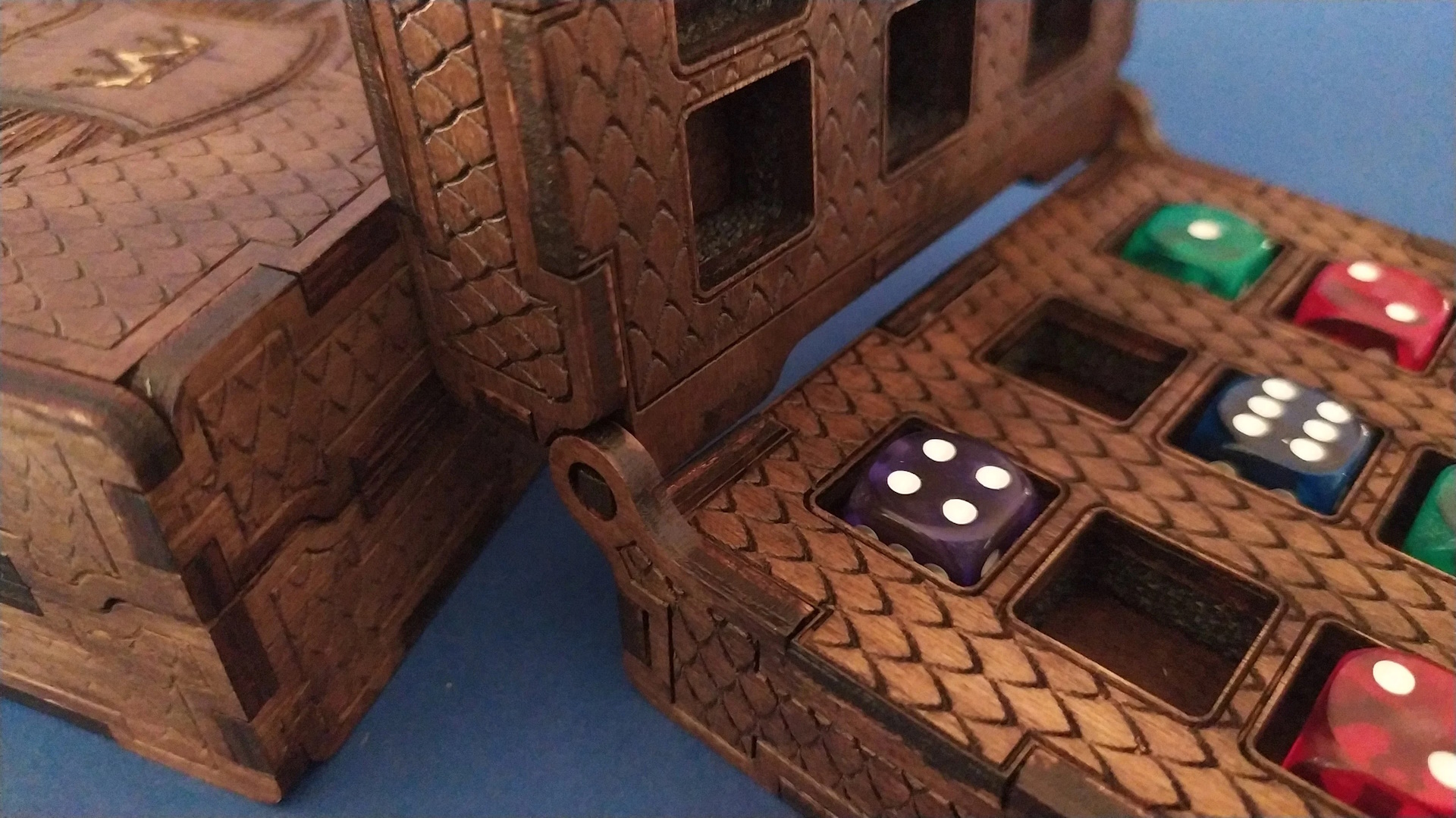 R0067_scr6 Dice box R0067