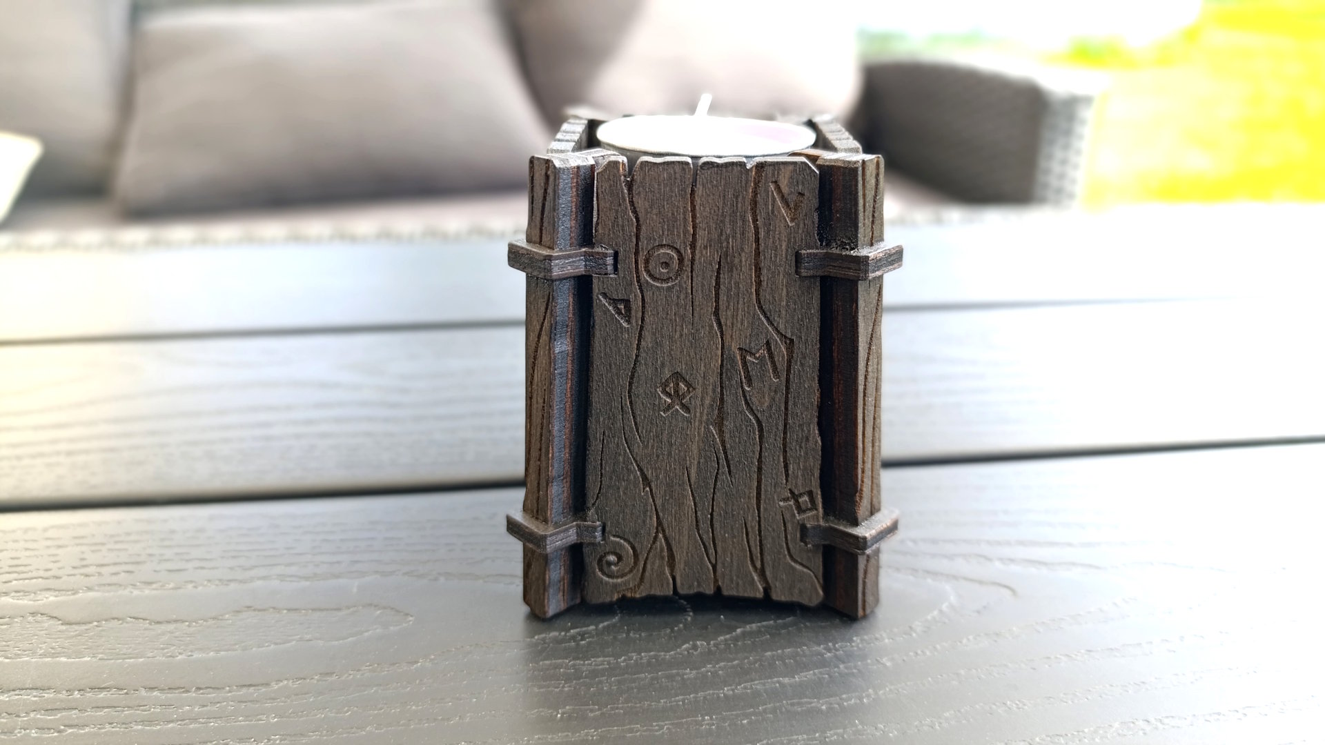 DIY wooden tealight box with engraved wood grain