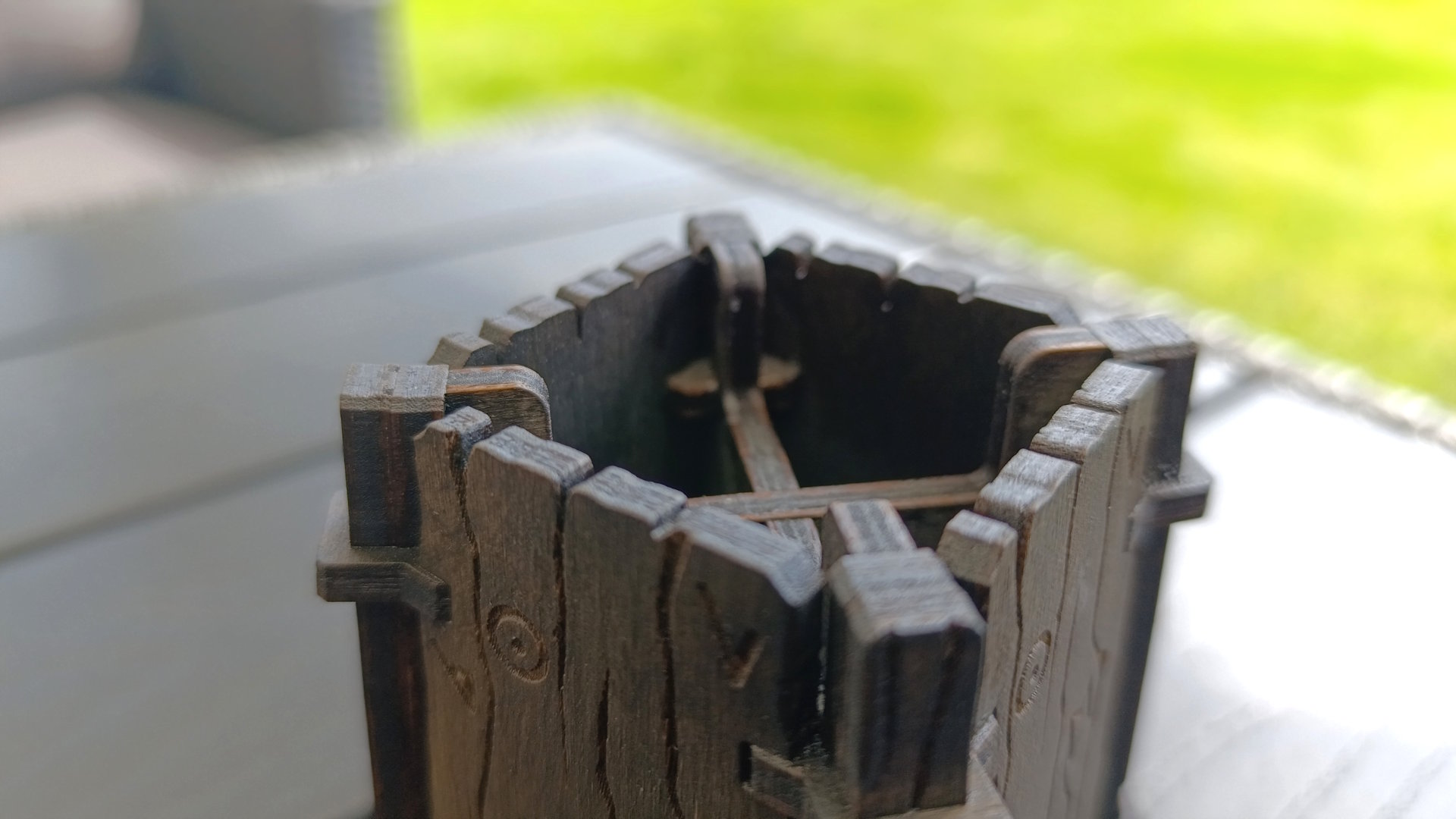 Decorative wood tealight holder with engraved surface